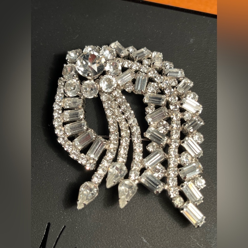 ELEGANT VINTAGE WEISS 1950s ERA RHINESTONE Brooch 💎💎💎💎💎💎💎💎💎💎💎💎💎💎💎💎💎💎💎 - Picture 2 of 7